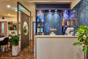 전통주 디스플레이가 돋보이는 고급 중식당 카운터